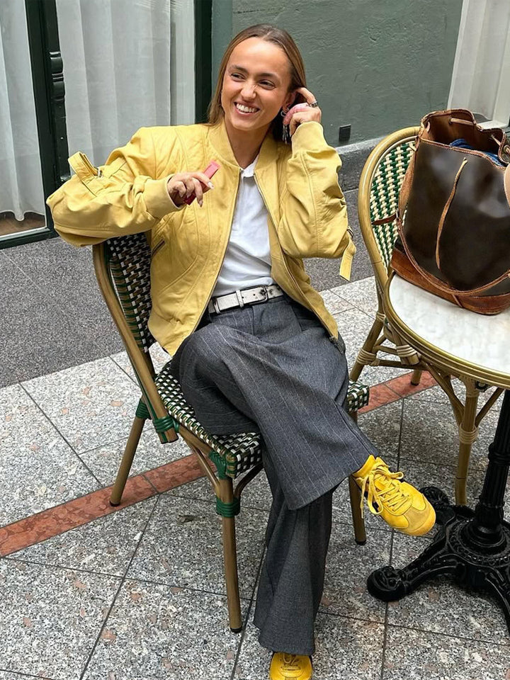 Damen Kurz‑Bomberjacke im Boxy‑Cut mit markanten Nahtdetails, Reißverschlusstaschen und gerippten Bündchen Drune