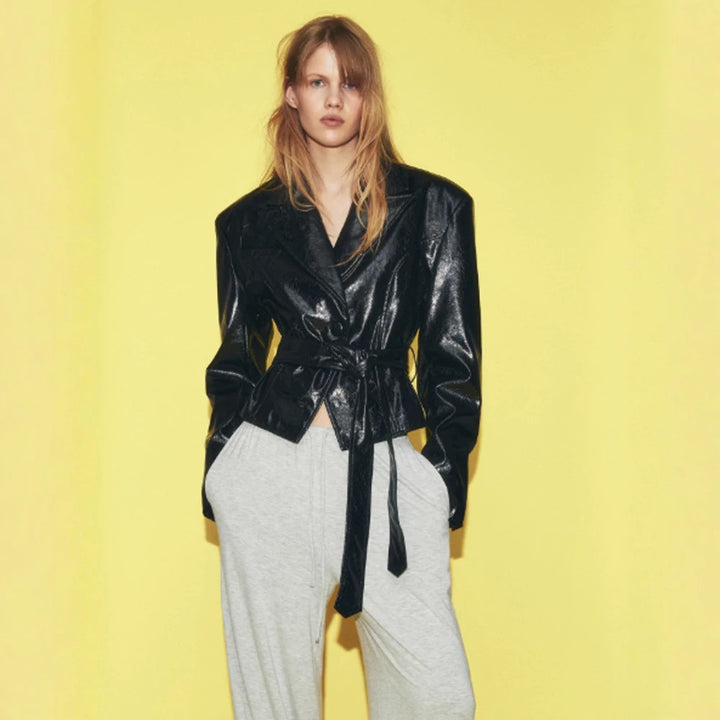 Damen Kurzblazer im Lackleder-Look mit Taillengürtel und fallendem Revers Drune