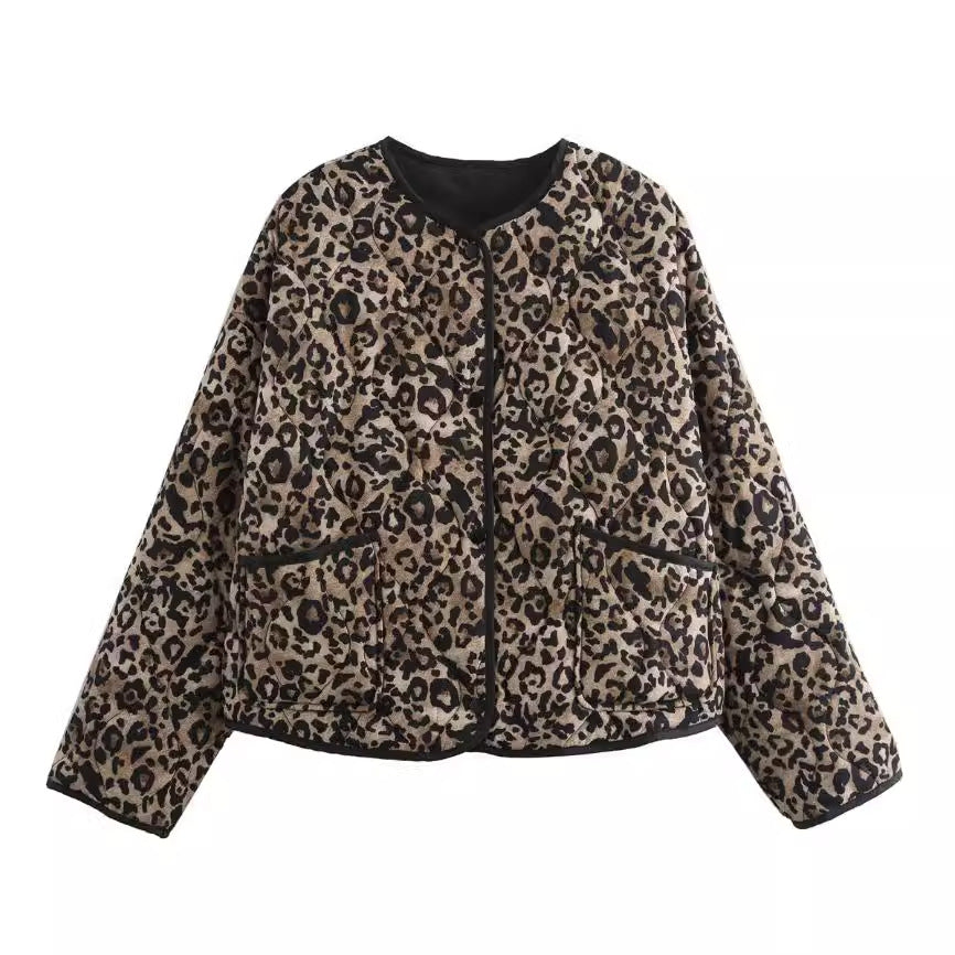 Damen 60+ gesteppte Kurzblousonjacke im Animalprint mit Rundhals und aufgesetzten Taschen Drune