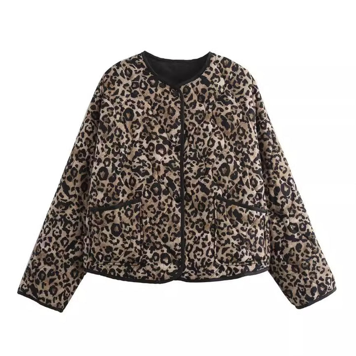 Damen 60+ gesteppte Kurzblousonjacke im Animalprint mit Rundhals und aufgesetzten Taschen Drune