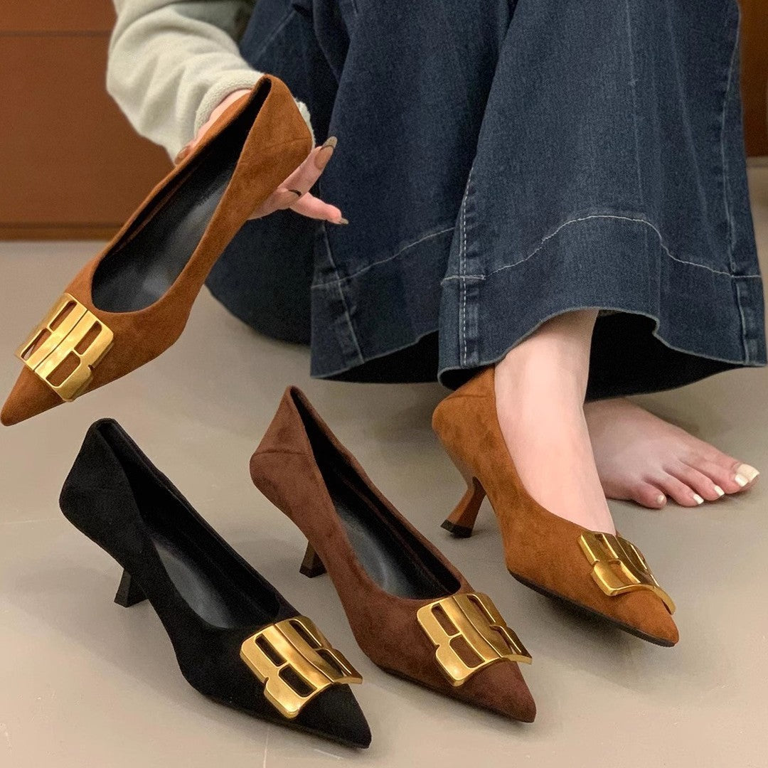 Damen Elegante spitz zulaufende Samtoptik-Kitten-Heel Pumps mit markanter Metallschließe Drune