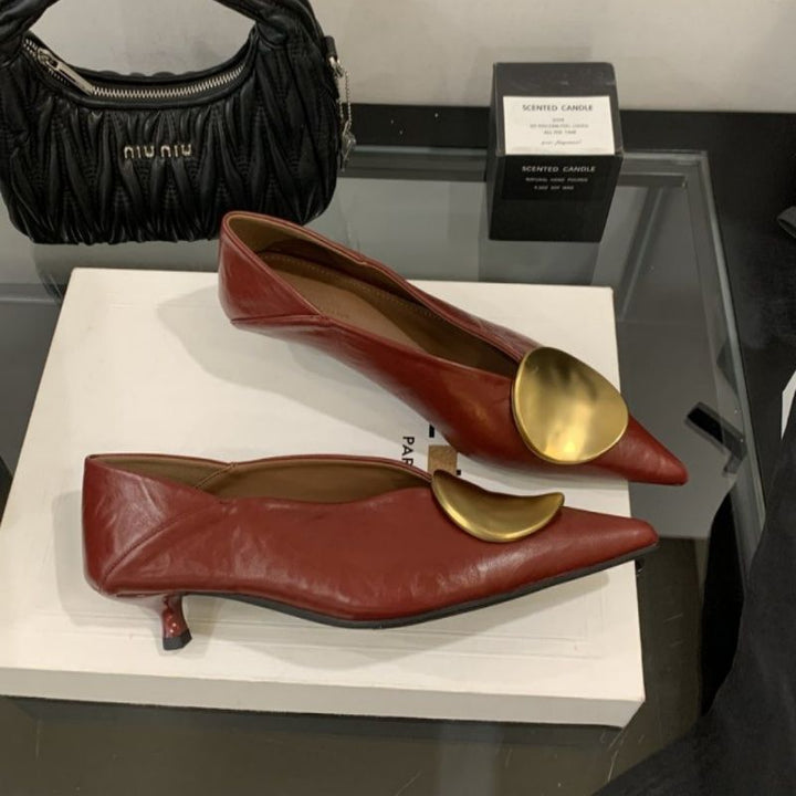 Damen Spitz zulaufende flache Slipper aus Lederoptik mit großen runden Zierplatten Drune