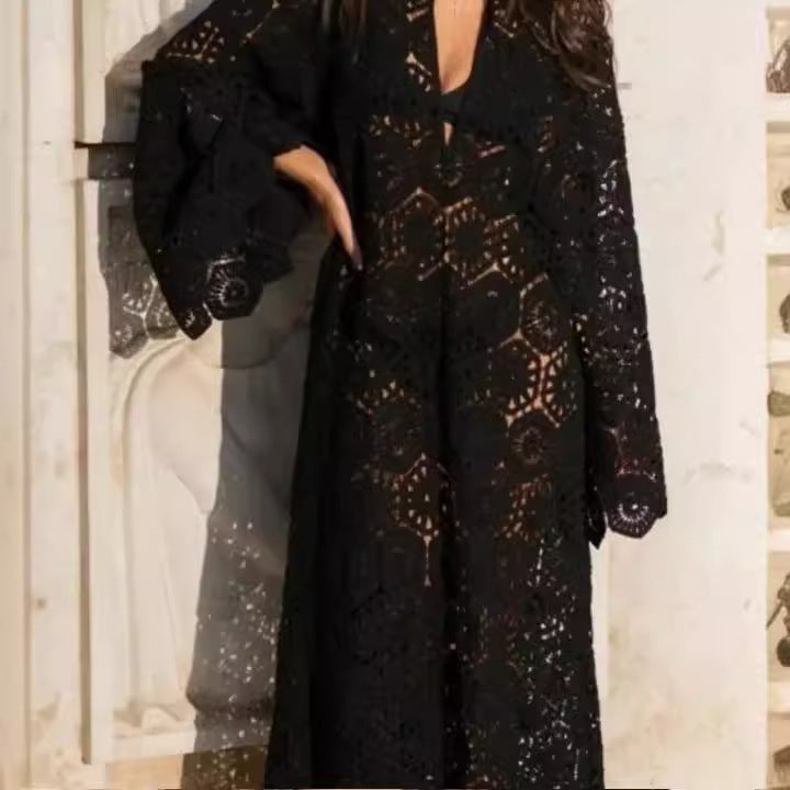 Damen 50+ gehäkeltes Maxikleid‑Kaftan mit V‑Ausschnitt, Trompetenärmeln und floraler Lochspitze Drune
