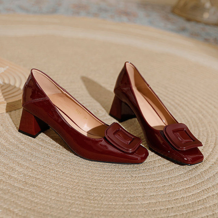 Damen elegante Lackleder-Pumps mit komfortablem Blockabsatz und dekorativer Schnalle Drune