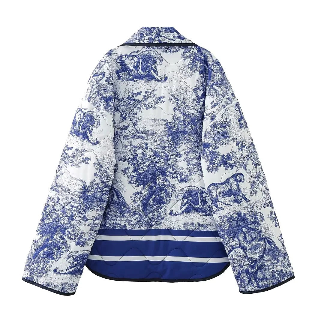 Damen Steppjacke im Kimono‑Stil mit Toile‑de‑Jouy Tierprint, Schalkragen und kontrastierenden aufgesetzten Taschen Drune