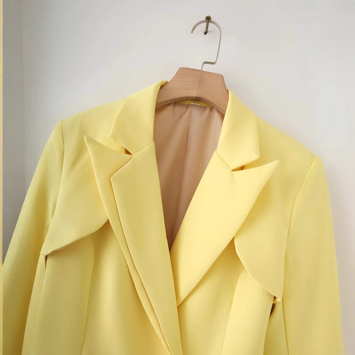 Damen nan taillierter Blazer mit geschwungenem Lagenkragen, figurformenden Abnähern und dekorativem Zierknopf Drune