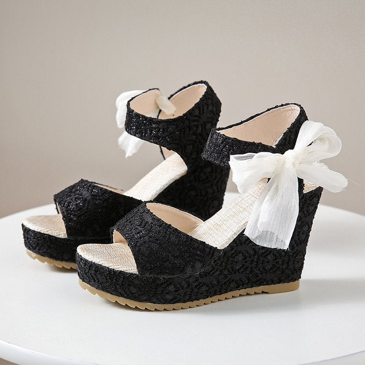 Damen nan romantische Keilabsatz-Sandalette mit Spitzenoptik und Organza-Schleife Drune