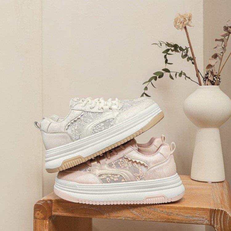 Damen Sneakers mit filigranem Blumenmotiv und gepolsterter Sohle Drune