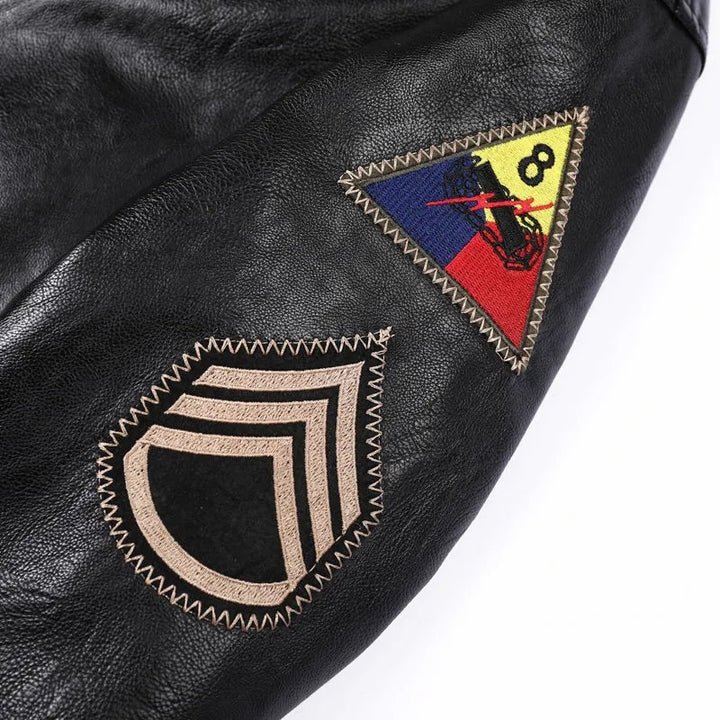 Herren Kunstleder-Bomberjacke im Vintage‑Fliegerstil mit geripptem Stehkragen und dekorativen Aufnähern Drune