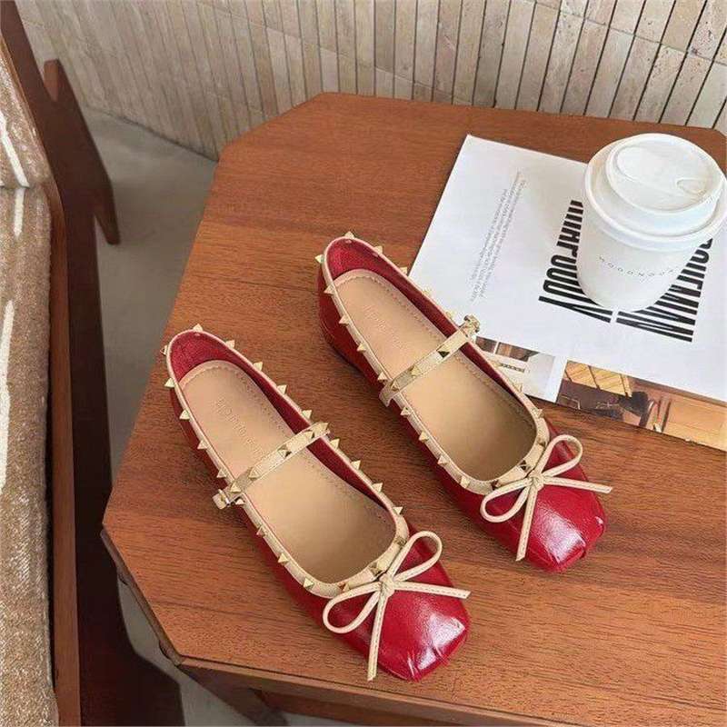 Damen Ballerina mit quadratischer Zehenbox, Nietenbesetztem Rand und verstellbarem Mary‑Jane Riemchen Drune