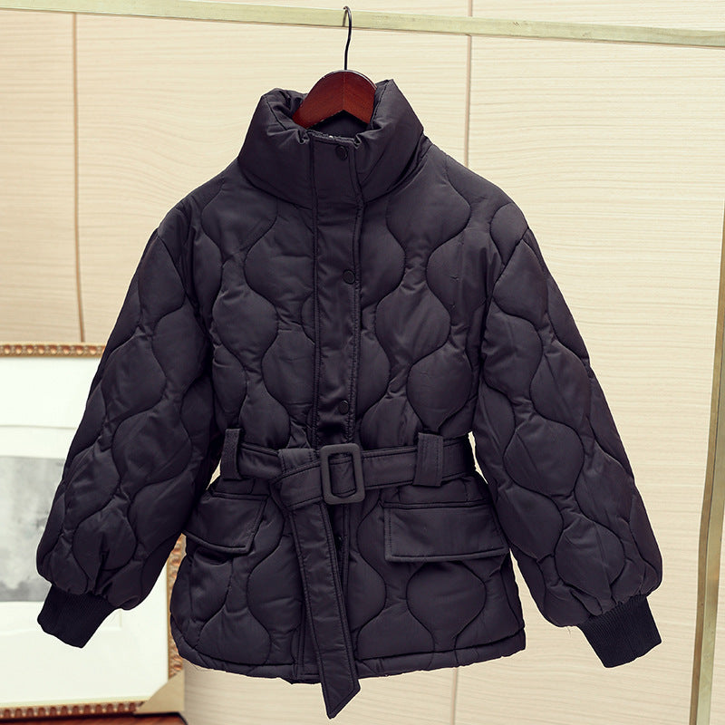 Damen nan gesteppte Taillierte Steppjacke mit Wickelgürtel, Stehkragen und Pattentaschen Drune