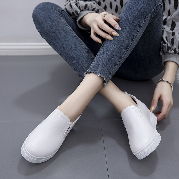 Damen Slip-On Keilsneaker mit verdecktem Keil, Lederimitat und dekorativer Stickerei Drune