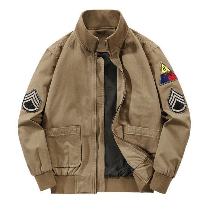 Herren nan militärisch inspirierte Bomberjacke mit aufgesetzten Patches, verdecktem Reißverschluss und elastischen Bündchen Drune