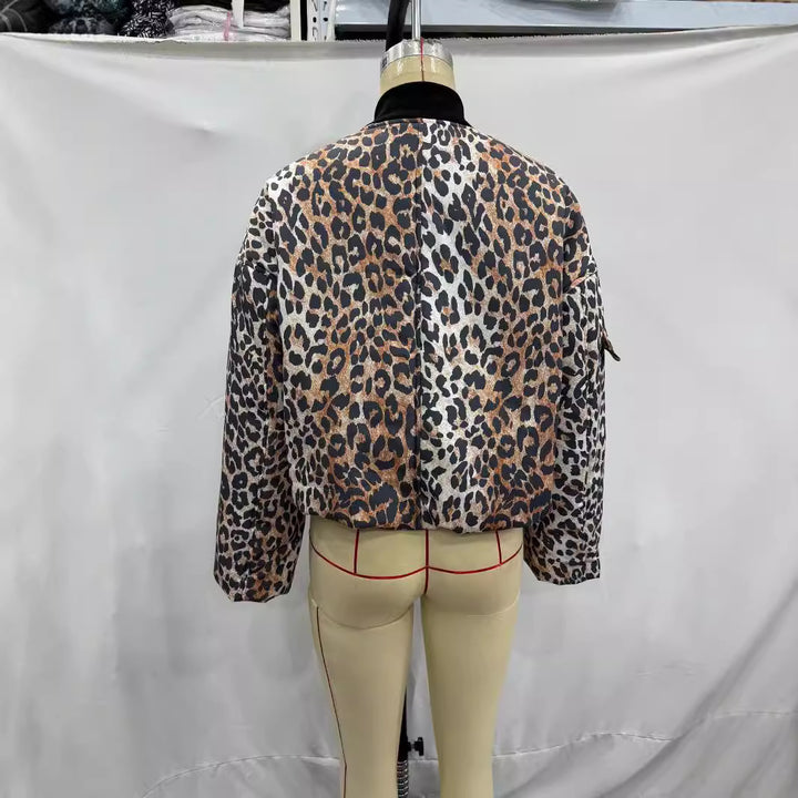 Damen nan wattierte Cropped-Bomberjacke mit Leo-Alloverprint, Reißverschluss, Utility-Ärmel und Rippenkragen Drune