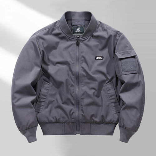 Herren minimalistischer Nylon-Bomber mit wattierter Innenlage und Ärmel-Pattentasche Drune
