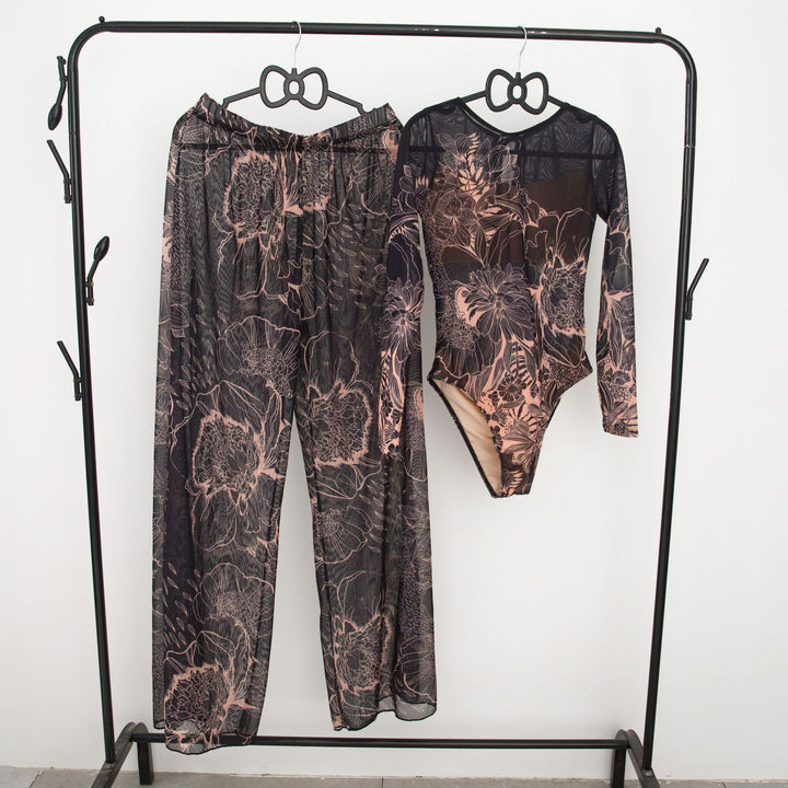 Damen modisches Badeoutfit mit langärmeligen Oberteil und lässigen Pants Drune