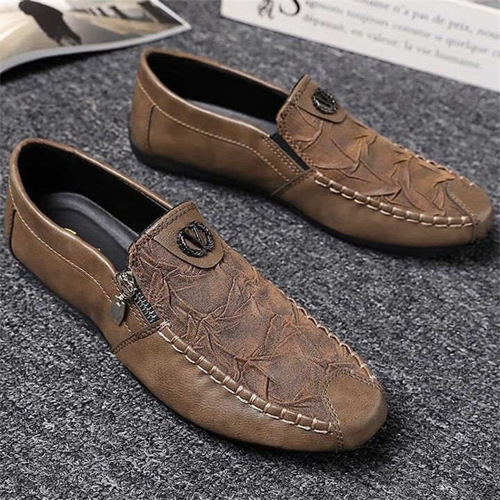 Herren elegante Lederoptik Slipper mit Zierreißverschluss, handgenähter Mokassinnaht und flexibler Komfortsohle Drune