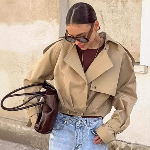 Damen kurz geschnittene Jacke mit großflächigem Revers und Bindeband Drune