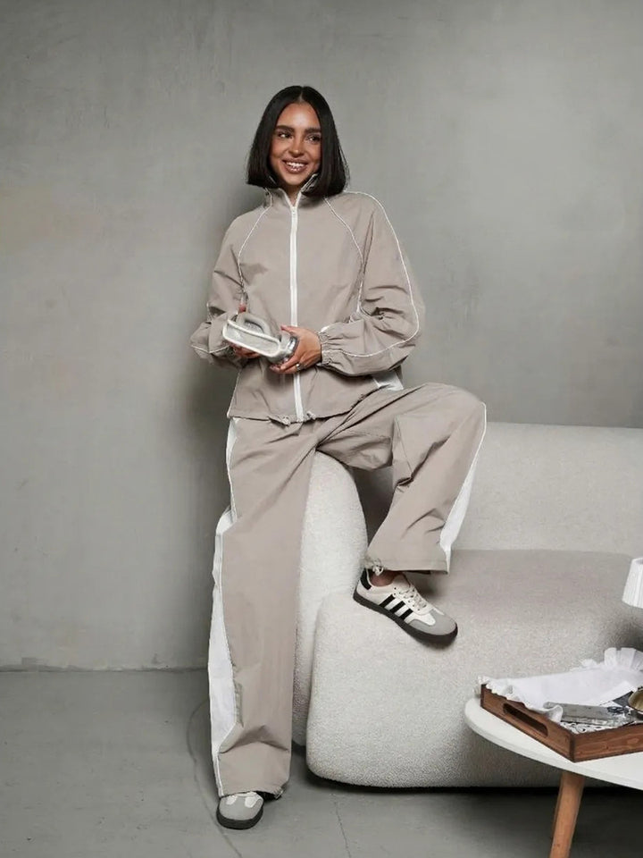 Damen sportlich-elegantes Trackset mit Stehkragen, Reißverschlussjacke und weitem Seitenstreifen-Hose Drune