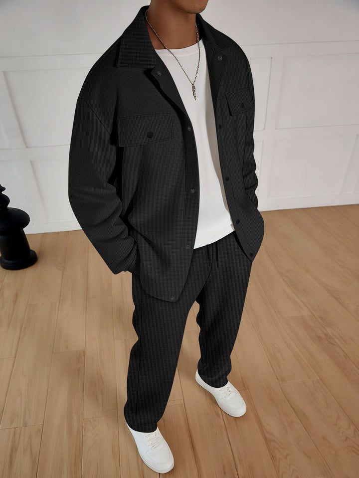 Herren zweiteiliges Overshirt-Lounge-Set mit aufgesetzten Klappentaschen, Kordelzug-Hose und feiner Waffelstruktur Drune