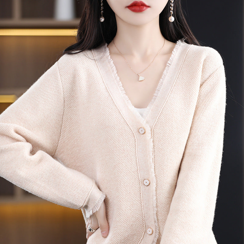 Damen Kurzgeschnittener V‑Ausschnitt‑Cardigan mit feinem Flor und Perlmuttknöpfen Drune