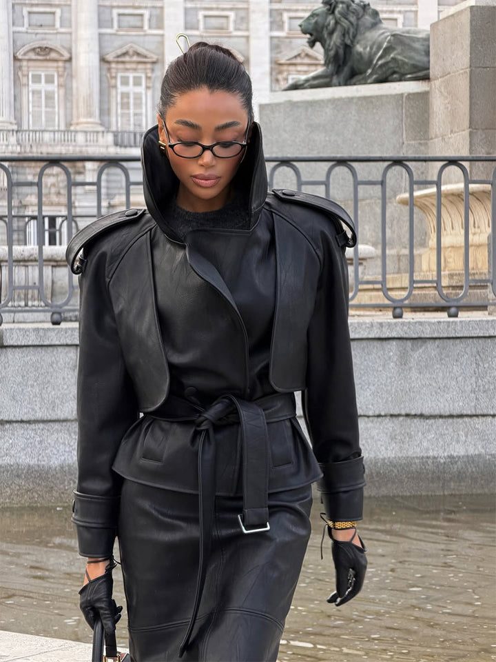Damen Taillierte Lederjacke mit kurzem Cape‑Einsatz, Schulterpolstern und Bindegürtel Drune
