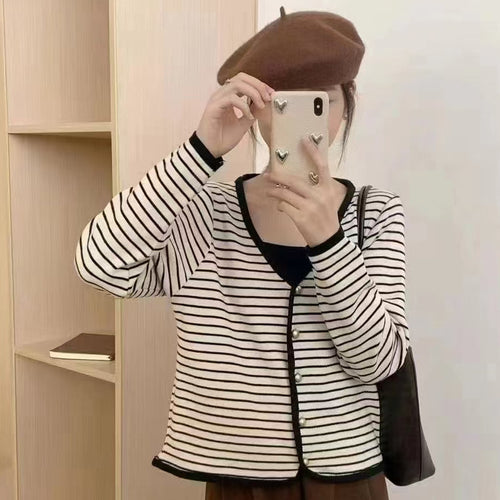 Damen gestreifter Cardigan mit eleganten Knöpfen und modernem V-Ausschnitt