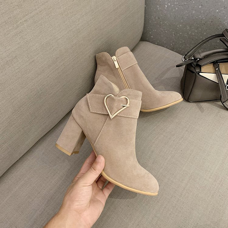 Damen Elegante Blockabsatz Stiefeletten mit Herzdetails Drune