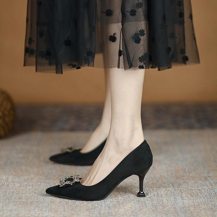 Damen Spitz zulaufende Satin-Pumps mit quadratischem Strassornament und skulpturellem Kittenabsatz Drune