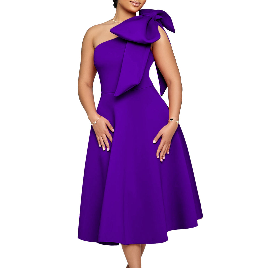Damen schulterfreies Kleid mit stilvollem Halstuch und goldener Akzent Drune