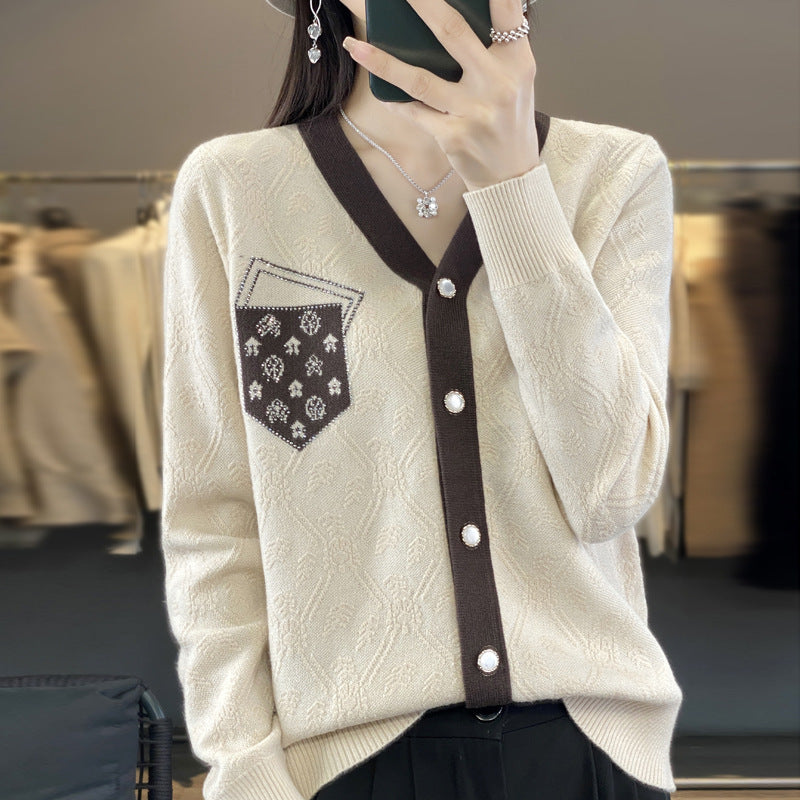 Damen Kurzgeschnittener V‑Neck-Cardigan mit Perlmuttknöpfen und kontrastierter Brusttasche Drune