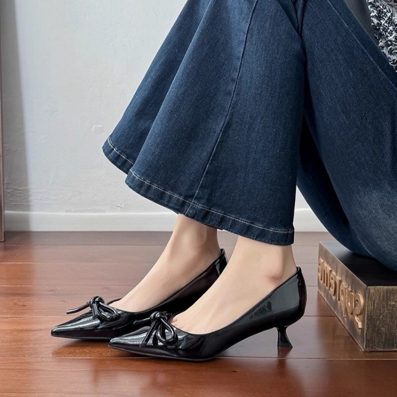 Damen Spitz zulaufende Lack-Pumps mit kleinem Sculpted-Kitten-Absatz und Schleifen-Detail Drune