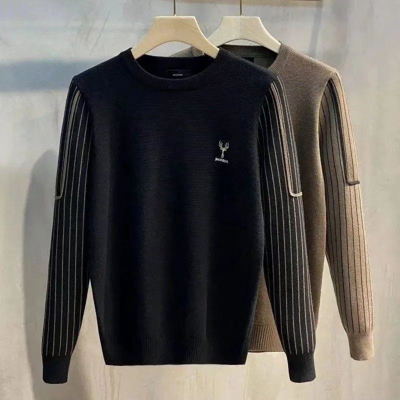 Herren Strickpullover mit gestreiften Rippenärmeln und gesticktem Hirschlogo Drune