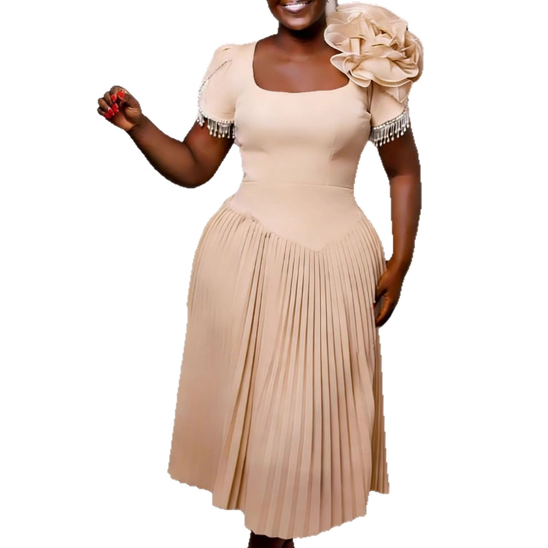 Damen Elegantes Faltenkleid mit floralem Akzent und Perlenverzierungen Drune