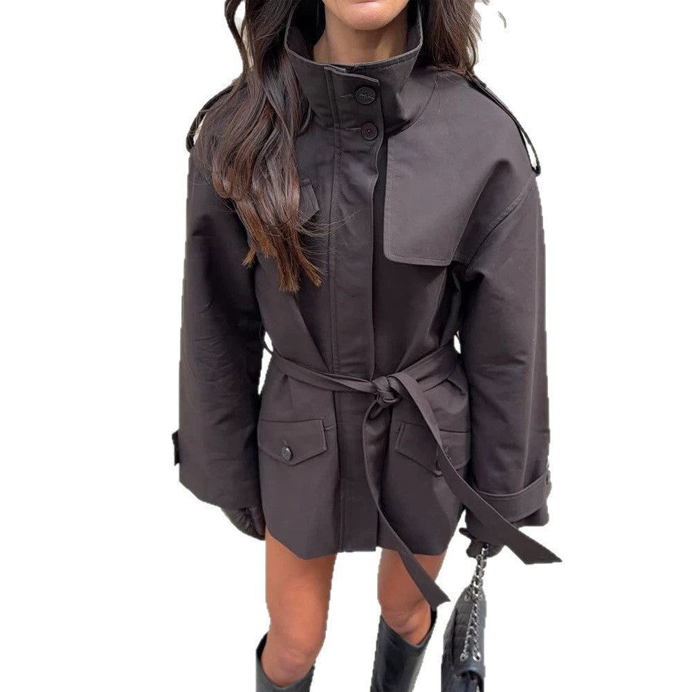 Damen Kurze Taillierte Trenchjacke mit Stehkragen, Pattentaschen und Bindegürtel Drune