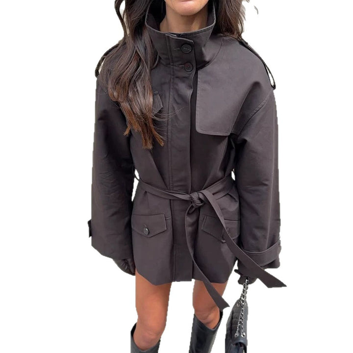 Damen Kurze Taillierte Trenchjacke mit Stehkragen, Pattentaschen und Bindegürtel Drune