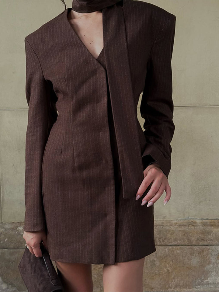 Damen Pinstripe tailliertes Blazerkleid mit skulpturierter Schulter und integriertem Schlipskragen Drune