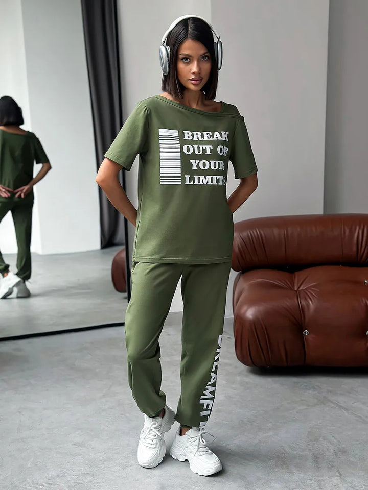 Damen lässiges Lounge-Set mit Cut-Out Schulter und Statement-Print Drune