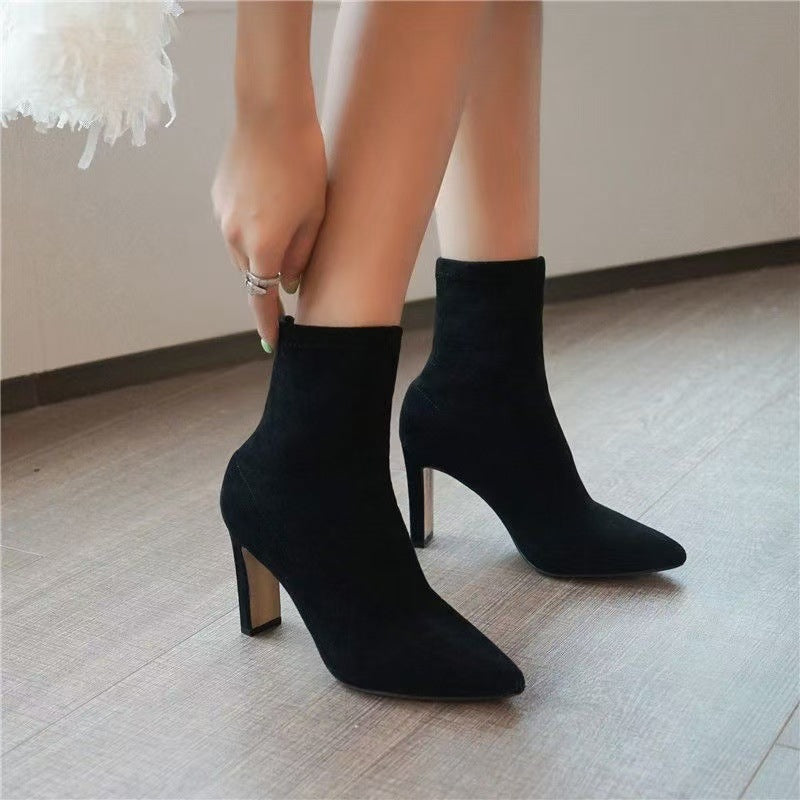 Damen Sock-Stiefelette aus Stretchvelours mit spitzer Zehenpartie und skulpturellem Blockabsatz Drune