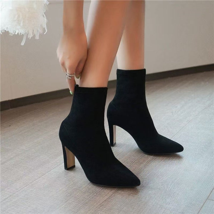 Damen Sock-Stiefelette aus Stretchvelours mit spitzer Zehenpartie und skulpturellem Blockabsatz Drune