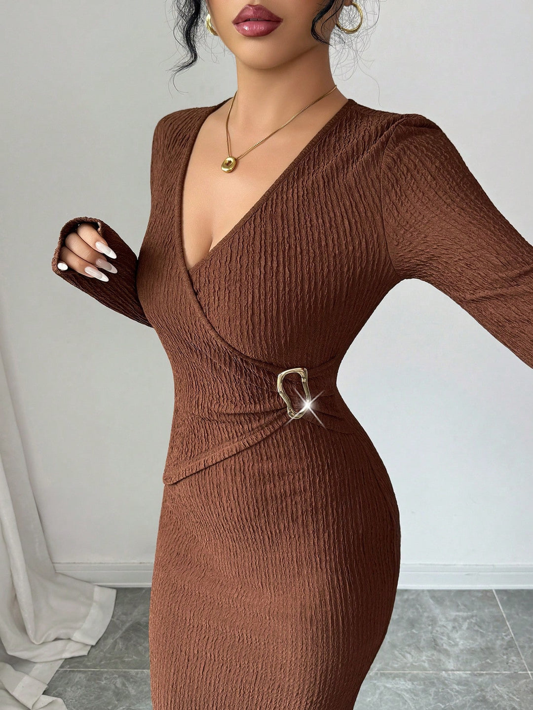 Damen nan tailliertes Wickelkleid mit V-Ausschnitt, strukturierter Knitteroptik und dekorativer Gürtelschließe Drune