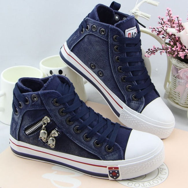 Damen nan hohe Sneaker im Jeanslook mit seitlichem Reißverschluss und dekorativen Anhängern Drune