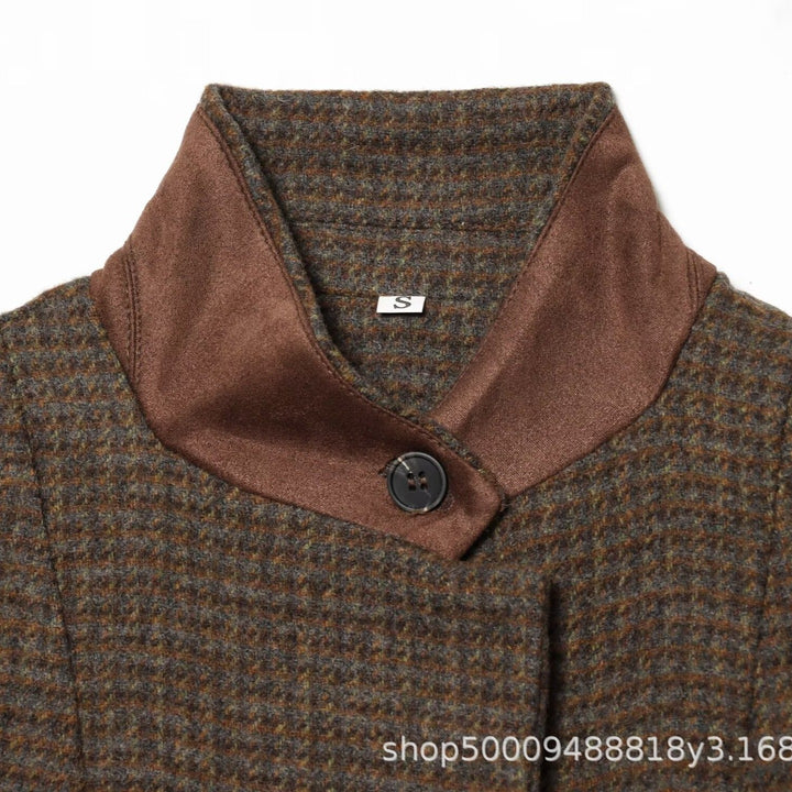 Damen Kurzer Tweedblazer mit Stehkragen, Knopfleiste und Pattentaschen Drune