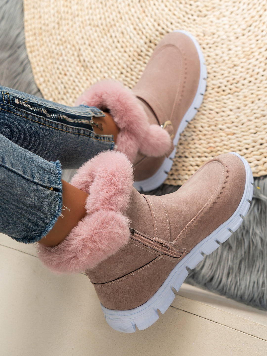Damen nan gefütterte Kurzstiefel mit Kunstfellbesatz, Velourslederoptik, seitlichem Reißverschluss, dekorativer Metallschnalle und profilierter Lightweight-Sohle Drune