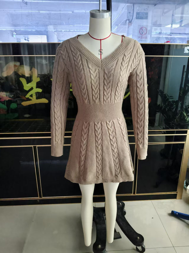 Damen Figurbetontes Strickkleid mit Zopfstruktur, V‑Ausschnitt und taillierter Schößchenform Drune