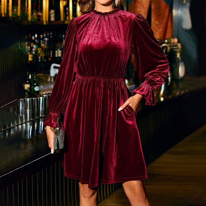 Damen samtiges knielanges Kleid mit Stehkragen, geraffter Taille und praktischen Eingrifftaschen Drune