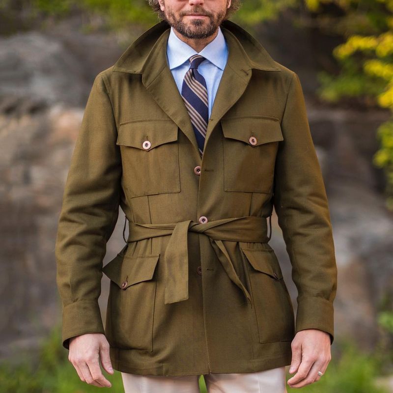 Herren Taillierte Feldjacke mit Bindegürtel, Pattentaschen und Kentkragen Drune