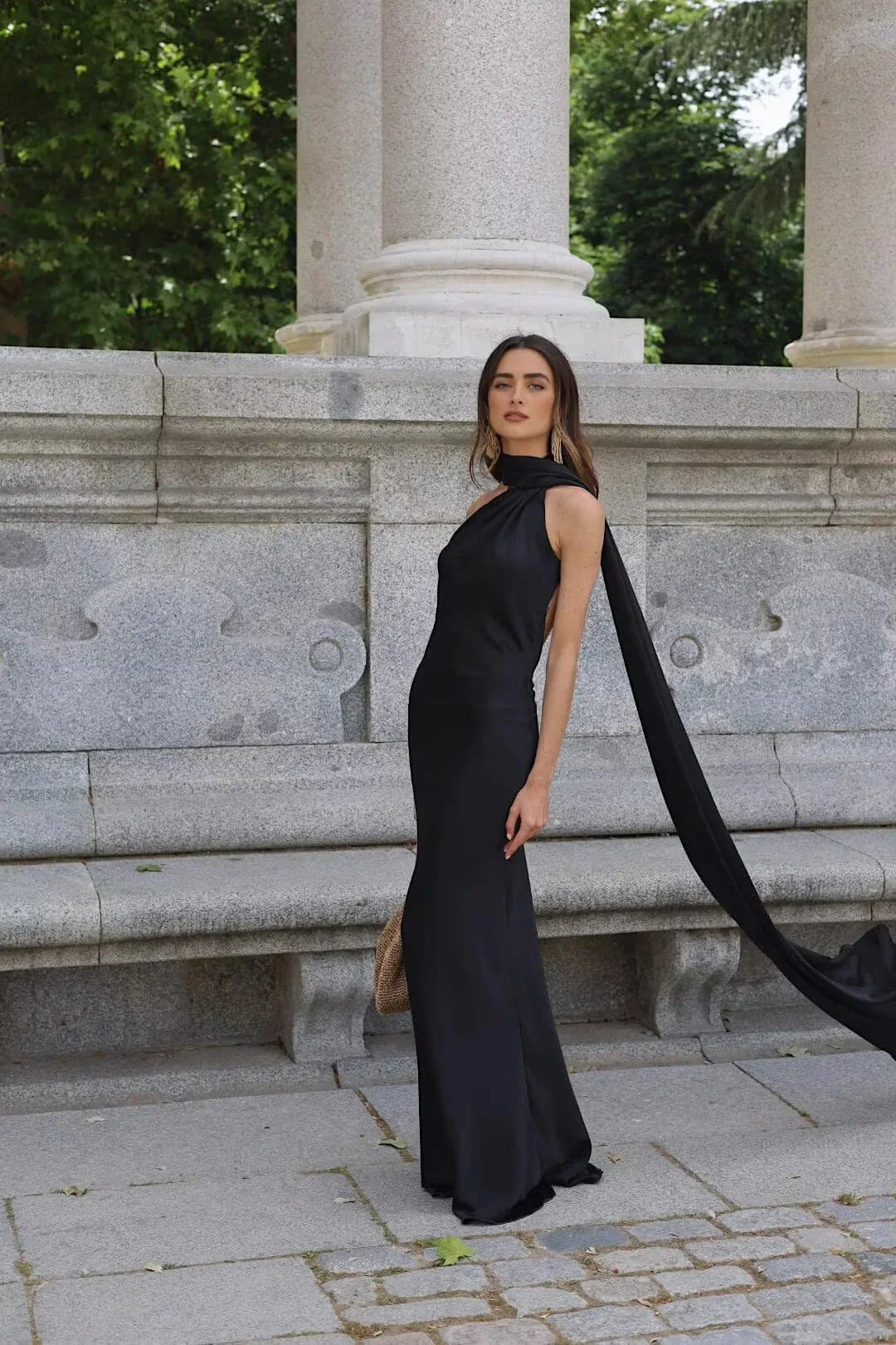 Damen Abendkleid mit elegantem Stehkragen und voluminösem Cape Drune