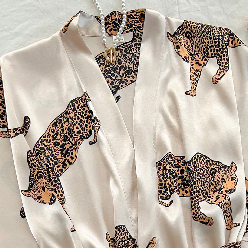 Damen Satin-Kimono-Robe mit lebhaftem Leopardenmotiv und elegantem Gürtel Drune