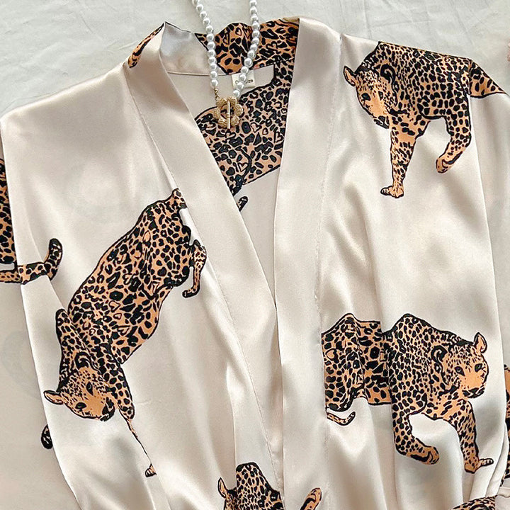 Damen Satin-Kimono-Robe mit lebhaftem Leopardenmotiv und elegantem Gürtel Drune